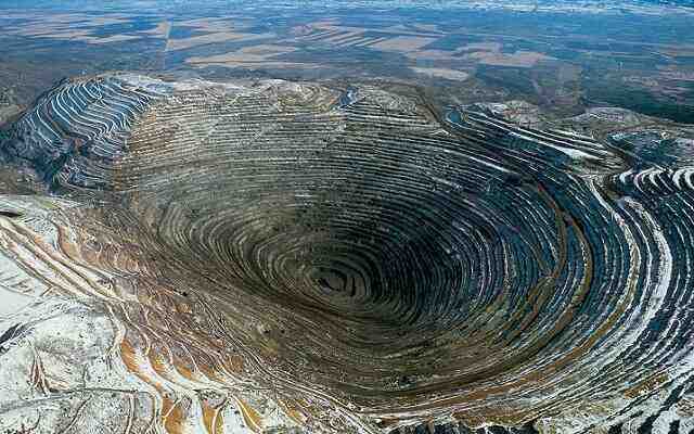 Bingham-Canyon-Mine-Utah-EUA1-1-640x400 Os 10 buracos mais incríveis do mundo