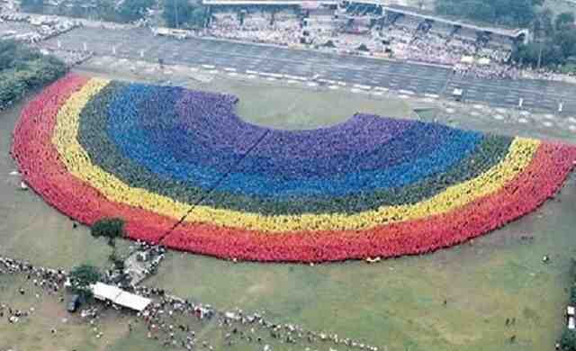 maior-arco-iris-humano-do-mundo As 12 maiores coisas do mundo que estão no Guinness Book