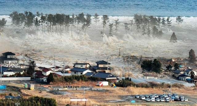 maiores-Tsunamis3-640x345 Veja imagens dos maiores Tsunamis já fotografados