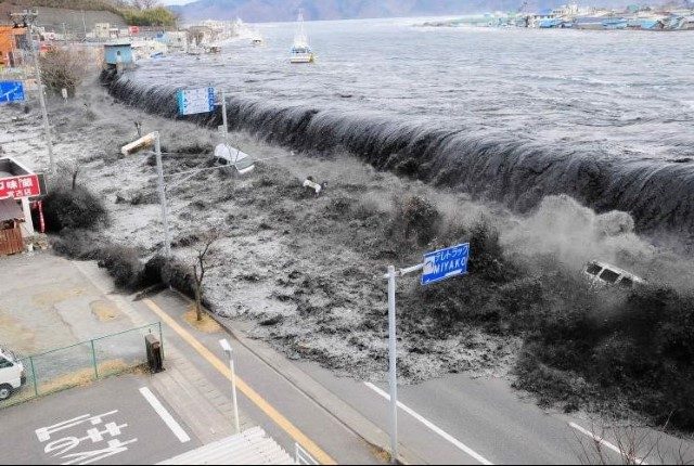 maiores-Tsunamis4-640x430 Veja imagens dos maiores Tsunamis já fotografados