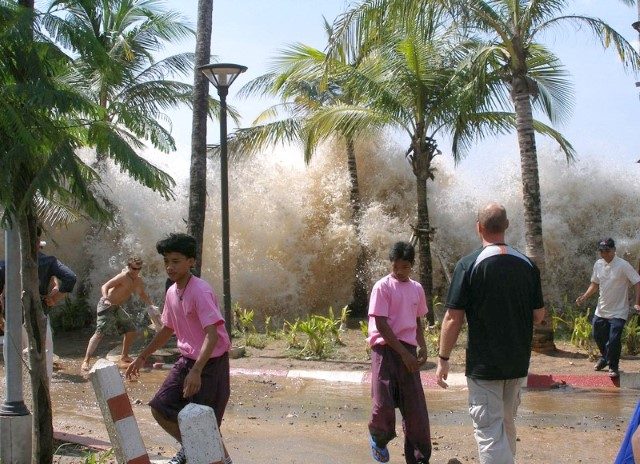 maiores-Tsunamis8-640x464 Veja imagens dos maiores Tsunamis já fotografados