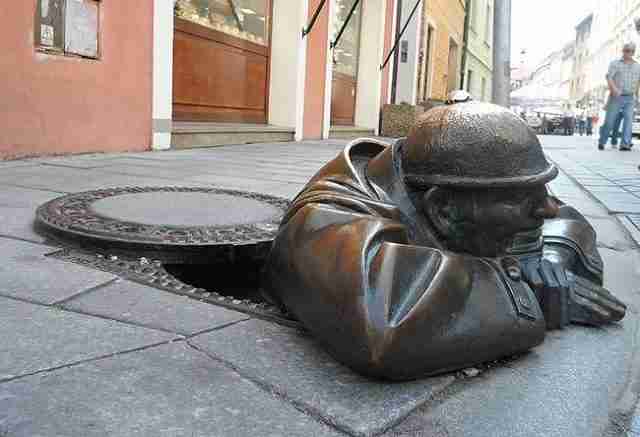 Escultura-Man-at-work-em-Bratislava-Eslovaquia-640x437 As estátuas e esculturas mais estranhas do mundo