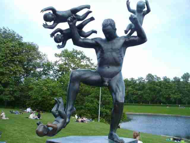 Luta-dos-bebes-Oslo-Noruega-640x480 As estátuas e esculturas mais estranhas do mundo