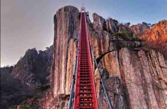 Ponte-Suspensa-Montanha-Daedunsan-Coreia-do-Sul As pontes mais incríveis e assustadoras do mundo