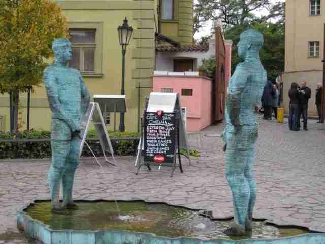 Rapazes-urinando-Praga-Republica-Checa-640x480 As estátuas e esculturas mais estranhas do mundo
