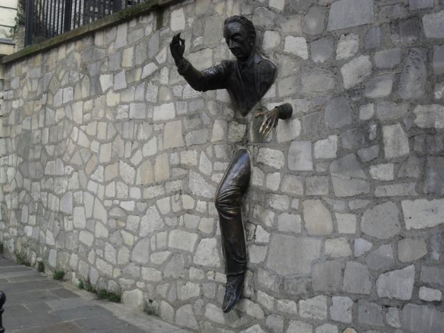 le-passe-muraille-franca-640x480 As estátuas e esculturas mais estranhas do mundo
