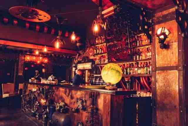 enigma-cafe-Romenia11 Veja o primeiro pub cinético em estilo steampunk do mundo