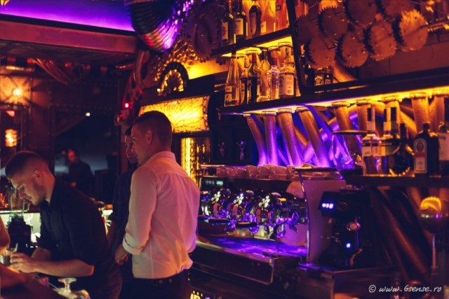 enigma-cafe-Romenia2 Veja o primeiro pub cinético em estilo steampunk do mundo