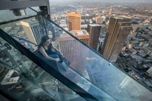 escorregador-de-vidro-skyslide4 Incrível escorregador de vidro no alto de um edifício