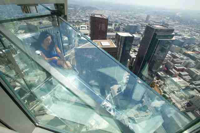escorregador-de-vidro-skyslide5 Incrível escorregador de vidro no alto de um edifício