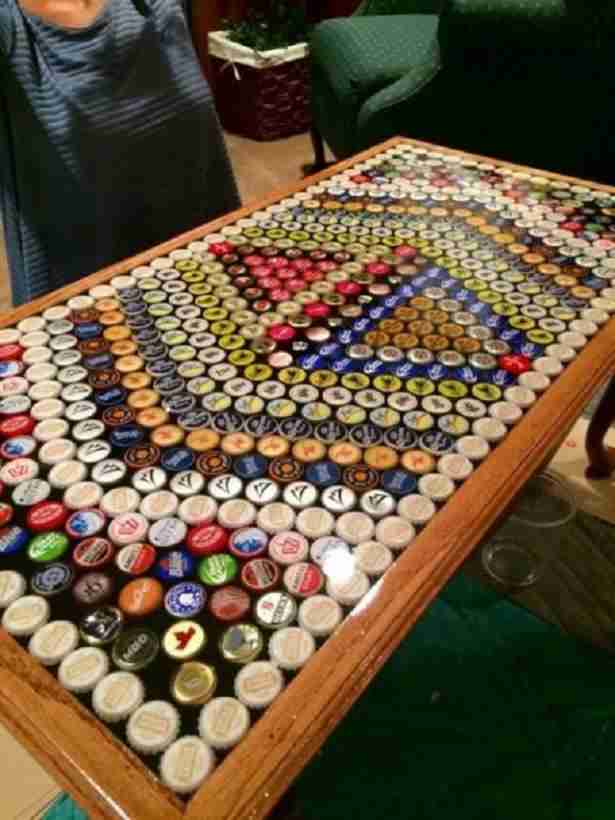 mesa-de-tampinha-de-garrafa6 Veja uma admirável mesa feita de tampinhas de garrafas