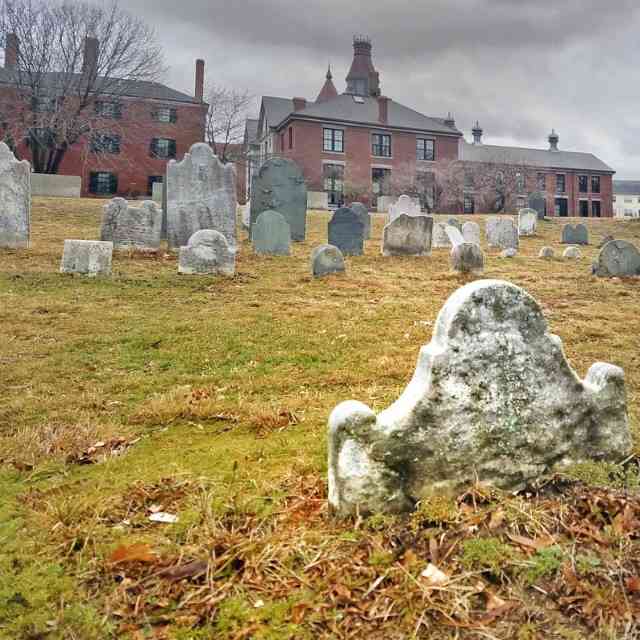 Howard-Street-Cemetery-Salem-Massachusetts Os 14 cemitérios mais assustadores do mundo