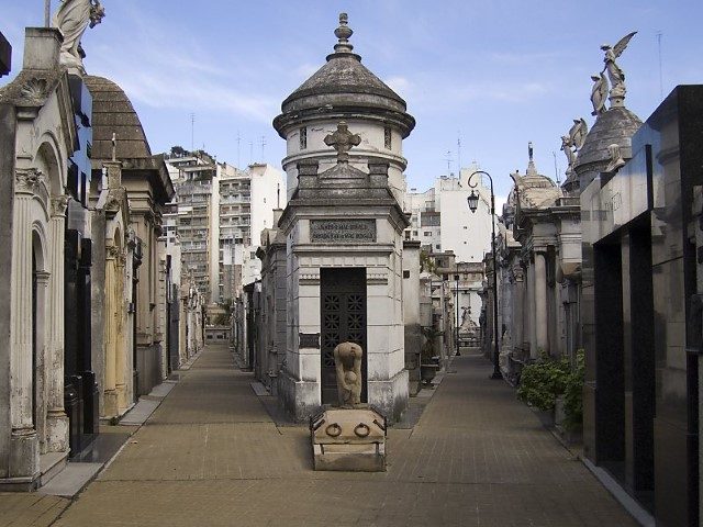 La-Recoleta-Buenos-Aires-640x480 Os 14 cemitérios mais assustadores do mundo