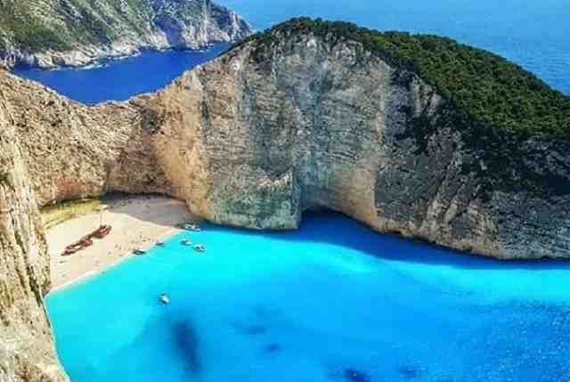 Praia-Navagio-Grecia As 10 maravilhosas paisagens de praias, cachoeiras e lagos
