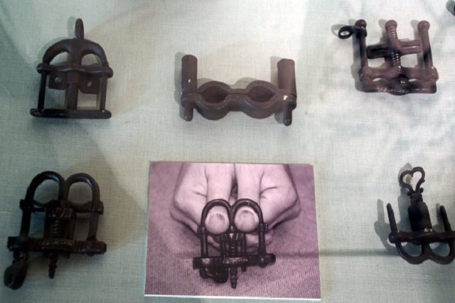 Thumbscrew As 10 ferramentas de tortura aterrorizantes da época medieval