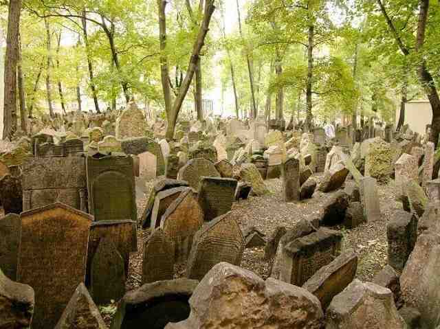 cemiterio-judeu-praga-josefov-640x479 Os 14 cemitérios mais assustadores do mundo