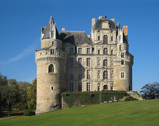 Chateau-de-Brissac-Franca Os 10 hotéis considerados os mais assombrados do mundo