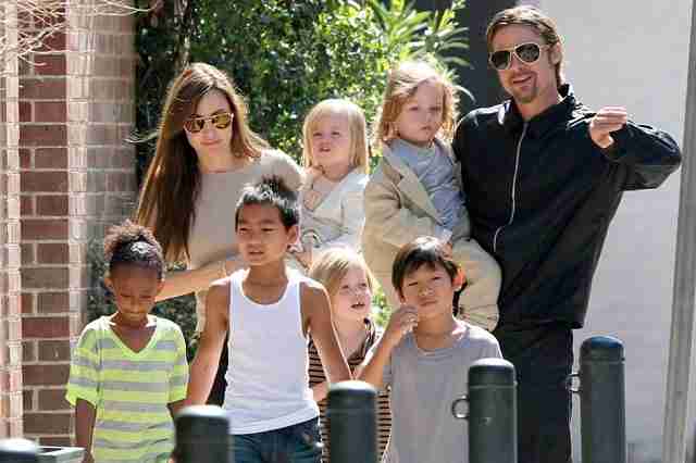Angelina-Jolie-e-seus-filhos-adotivos Os 30 famosos que têm filhos adotivos