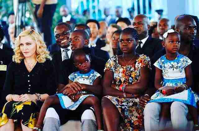 Madonna-e-filhos-adotivos Os 30 famosos que têm filhos adotivos
