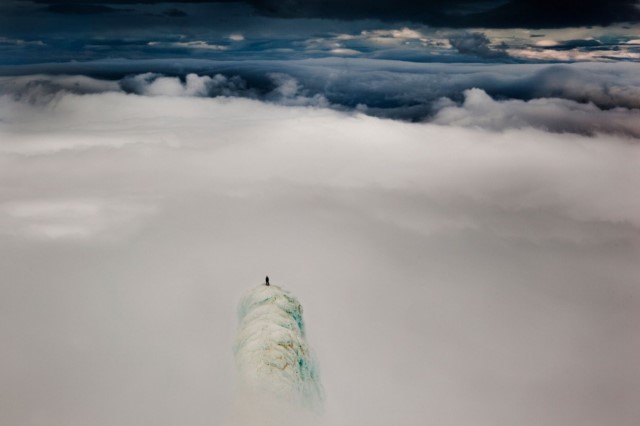 Alpinista-no-topo-de-uma-montanha-da-Islandia As 21 incríveis fotos sem o uso do Photoshop