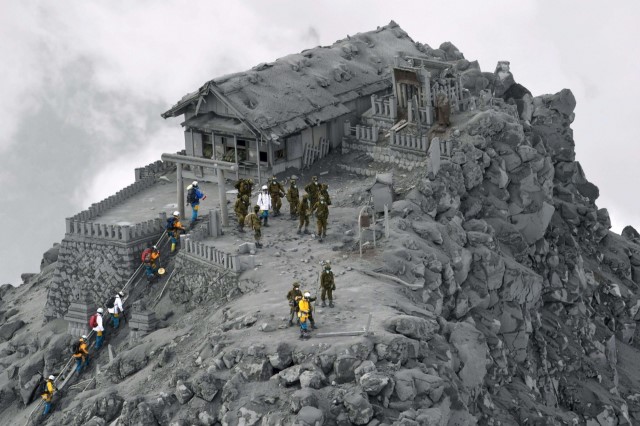 Um-templo-coberto-de-cinzas-apos-a-erupcao-do-vulcao-Ontake-no-Japao As 21 incríveis fotos sem o uso do Photoshop