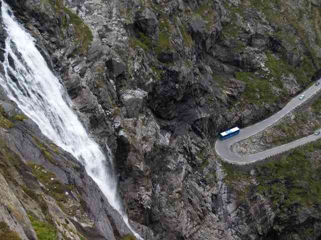 A-Estrada-Trollstigen-e-a-Cachoeira-Stigfossen-Rauma4 Veja os lugares incríveis para conhecer na Noruega